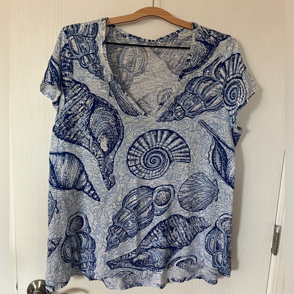 Lilly Pulitzer 100% Cotton V-neck Tee. Size XL VGUC from nonsmoking home.